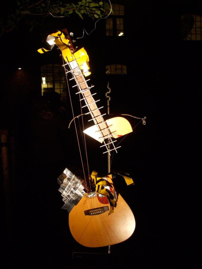 Guitar art, elvelangs i fakkellys, Oslo 2011