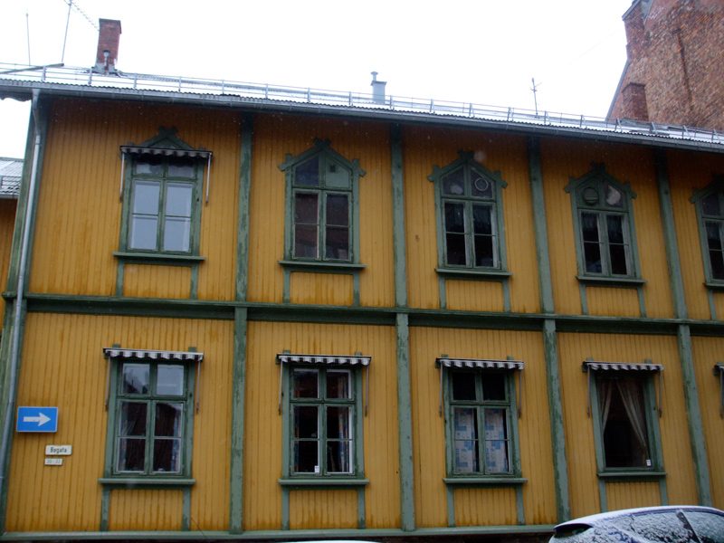 kampenoslo4 Yellow wooden building