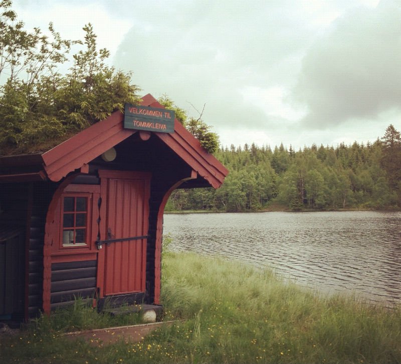 A small lakeside cabin near Tryvann A small lakeside cabin near Tryvann