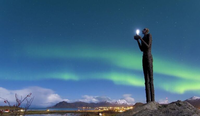 'Man from the Sea' sculpture in Bø with the northern lights in the background. Photo: Vegar Moen / Nordland Fylkeskommune.