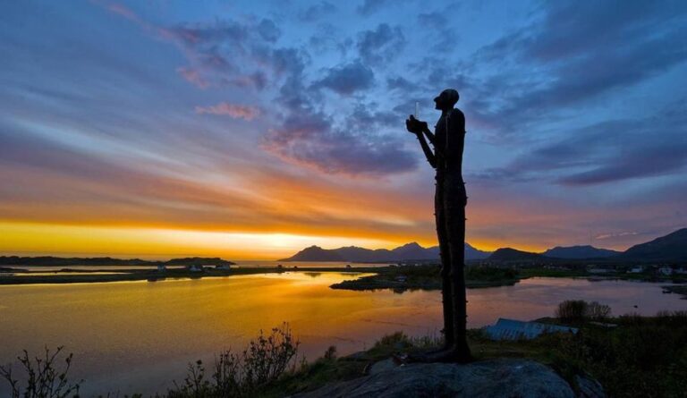 'The Man from the Sea' sculpture by Kjell Erik Killi Olsen (1994) in Bø, Vesterålen. Photo: Vegar Moen / Nordland Fylkeskommune.