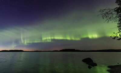 Dune-like northern lights photograph