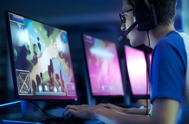 Norwegian gamer playing esports