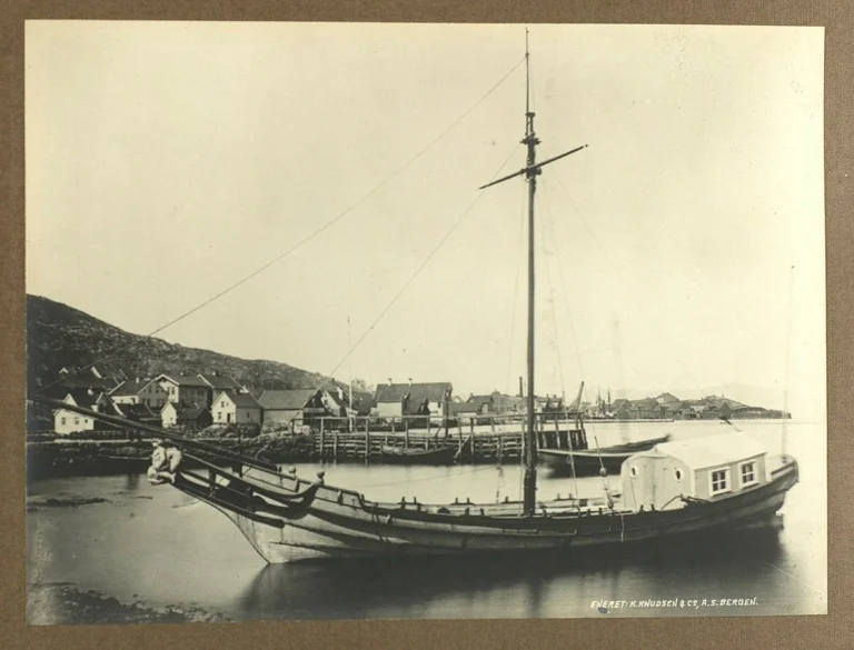 A shuttle boat moored at Damsgård at Laksevåg