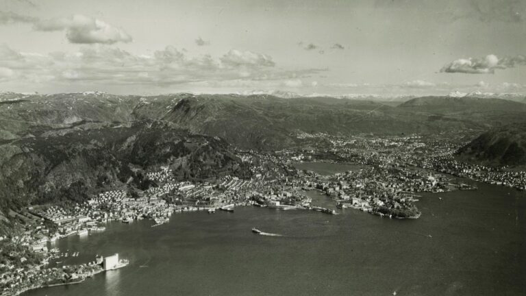 View across Bergen in the 1950s. Photo: Widerøe / Bergen kommune.