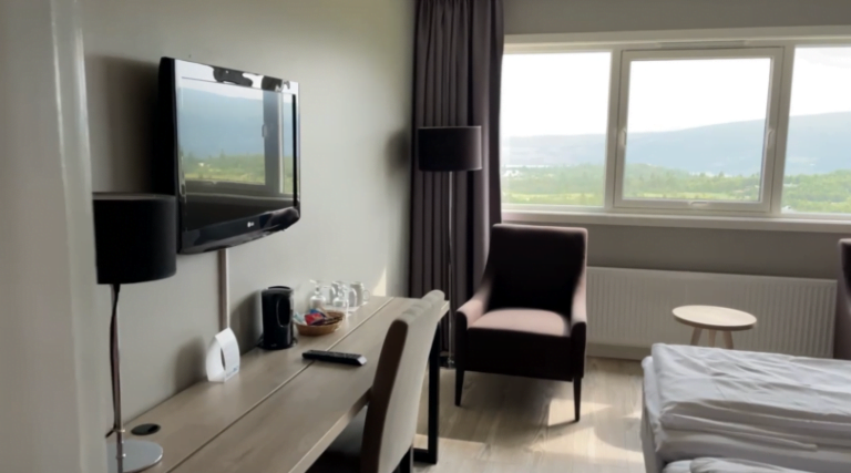 TV, desk and chairs at the Radisson Blu Beitostølen