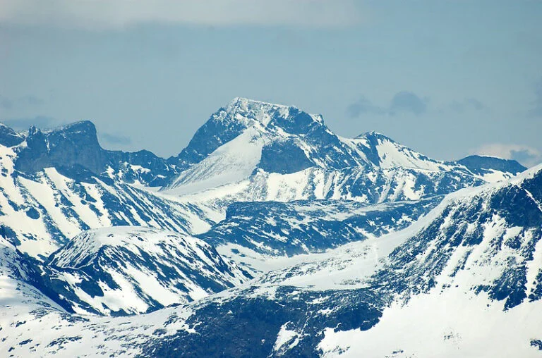 Galdhøpiggen peak as seen from Fannaråki.