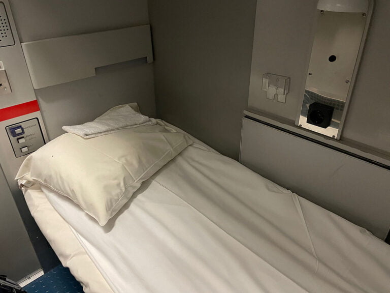 Bed in a sleeping cabin on the Oslo to Trondheim train. Photo: David Nikel.