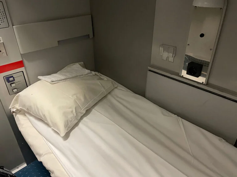 Bed in a sleeping cabin on the Oslo to Trondheim train. Photo: David Nikel.