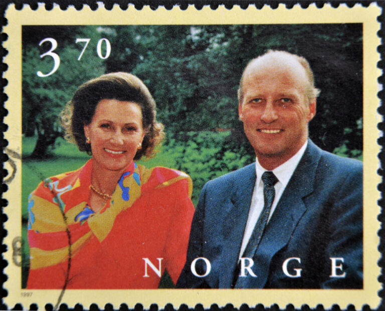 Queen Sonja and King Harald on a Norwegian postage stamp in 1997. Photo: neftali / Shutterstock.com.