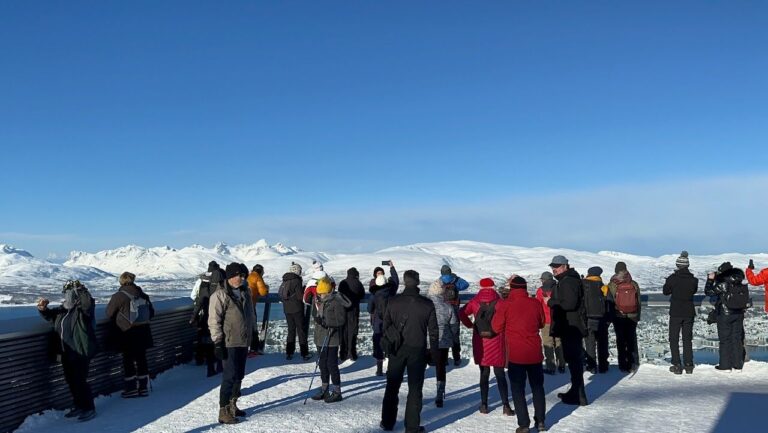 Busy viewing platform at Storsteinen.