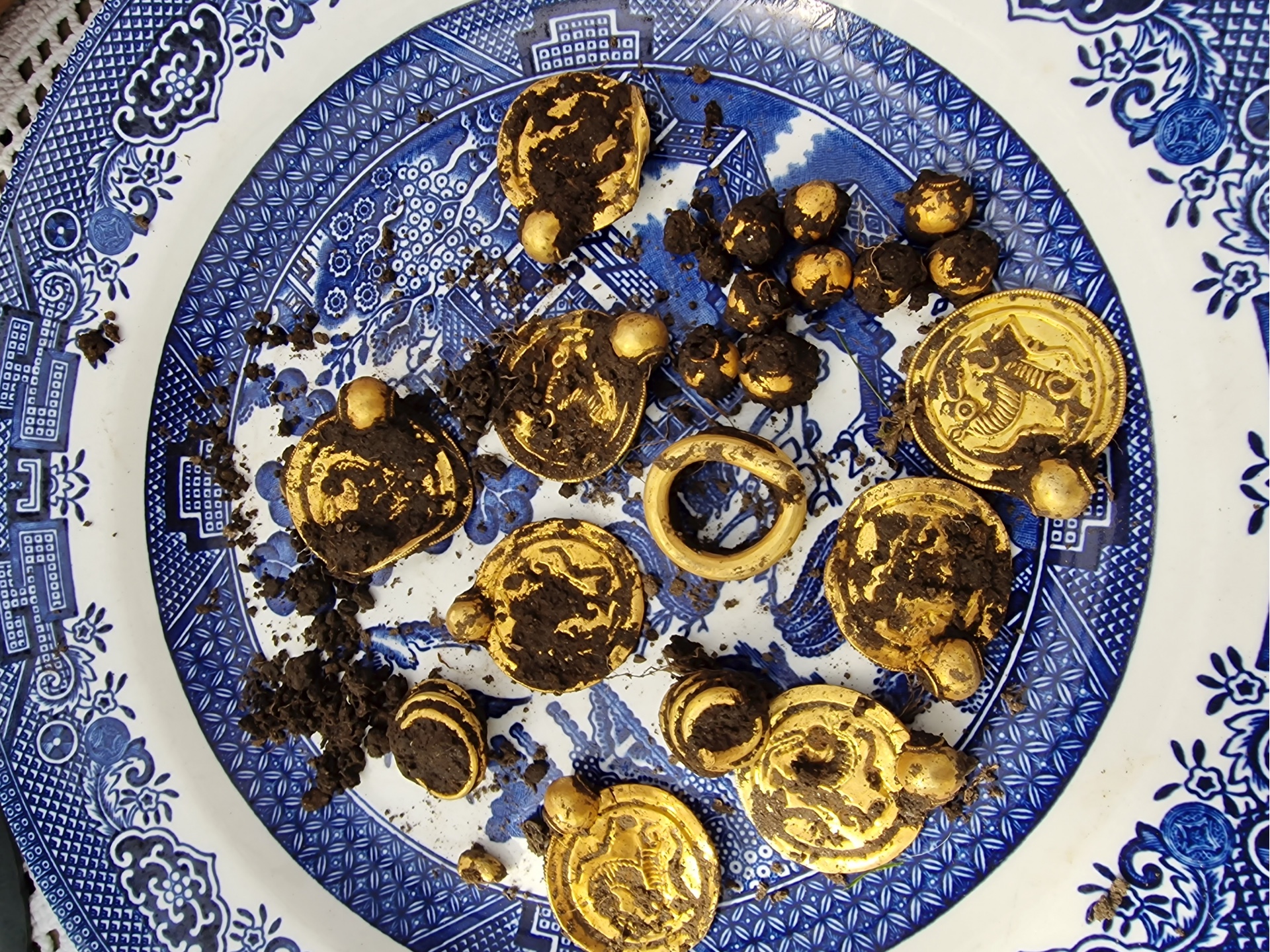 Finder Erlend Bore placed the find on the first plate he could find. Photo: Erlend Bore / Museum of Archaeology.