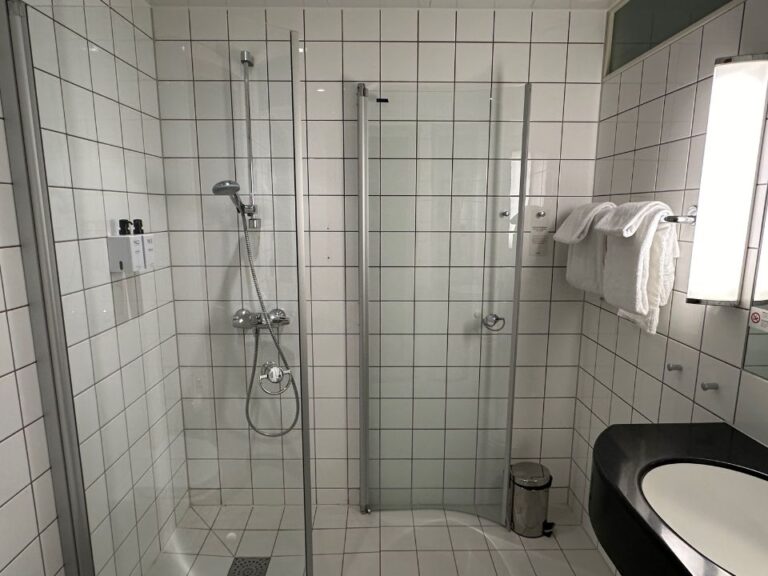 Bathroom at Scandic Hamar. Photo: David Nikel.