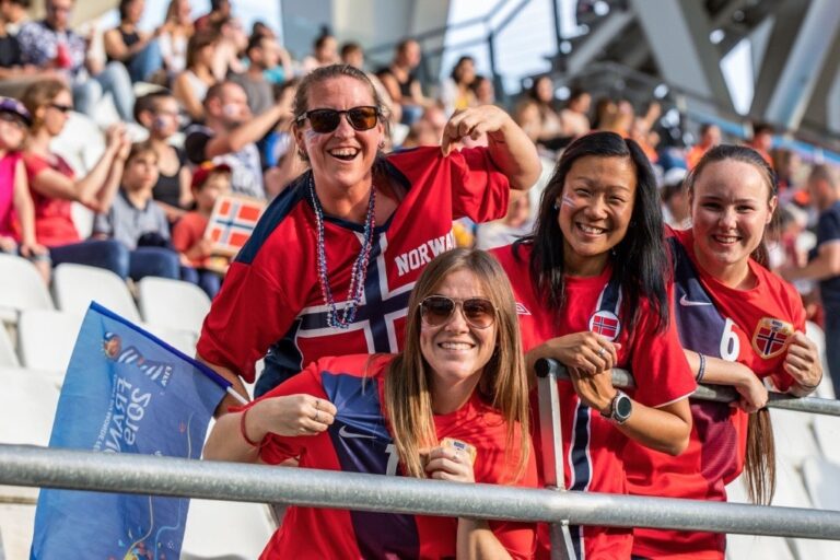 Fans of Norway’s women’s football team. Photo: Mikolaj Barbanell / Shutterstock.com.