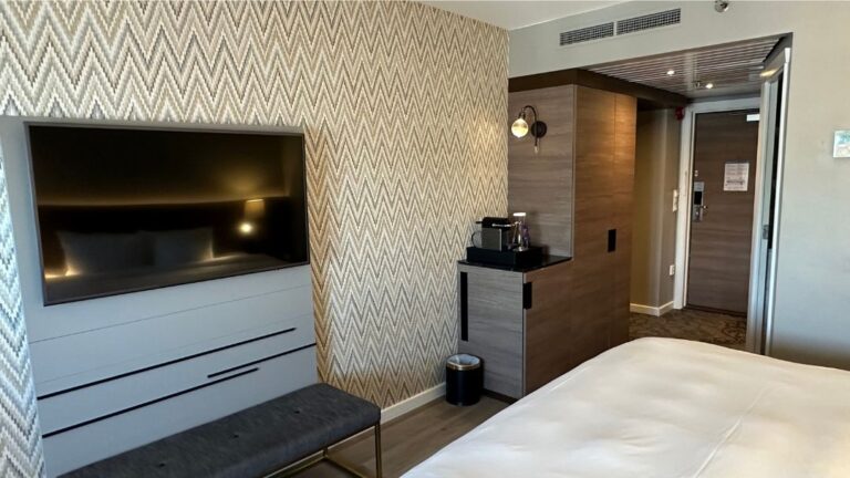 Guest room at Oslo Plaza Hotel. Photo: David Nikel.