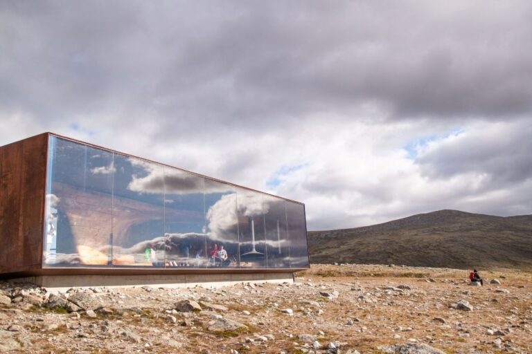 Wild reindeer pavilion in Norway. Photo: Zuzana Habekova / Shutterstock.com.