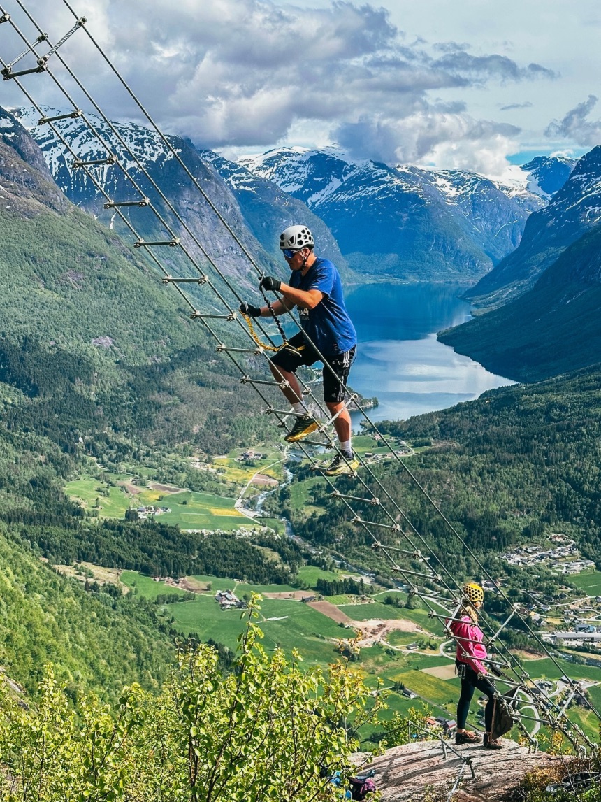 Climber on Stigull in Fjord Norway. Photo: Kjersti Kvamme / Fjord Norway.
