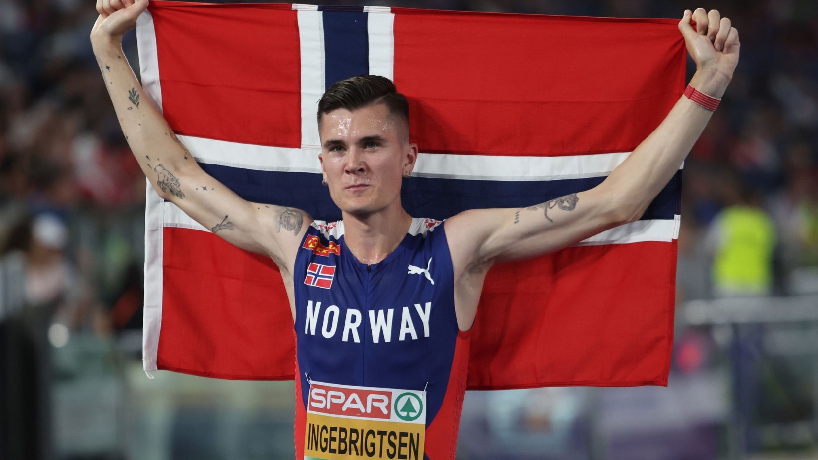 Norwegian athlete Jakob Ingebrigtsen with the flag of Norway. Photo: Marco Iacobucci Epp / Shutterstock.com.