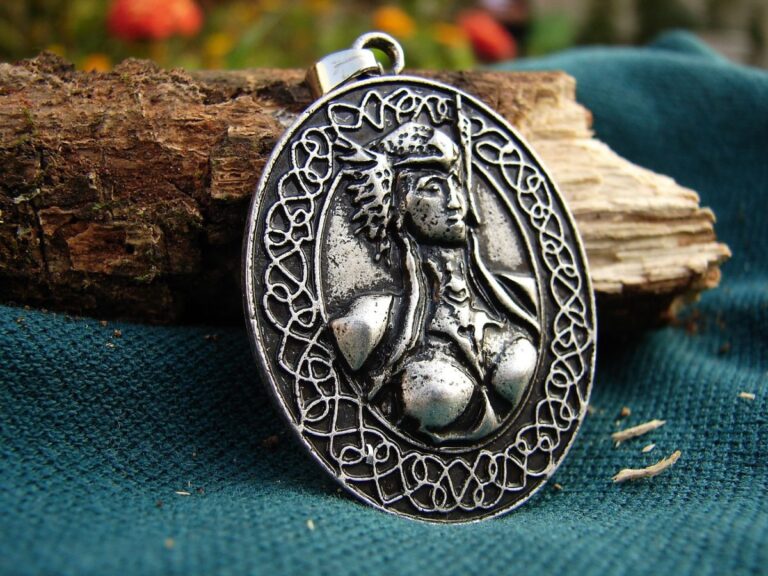 Silver necklace featuring Freya.