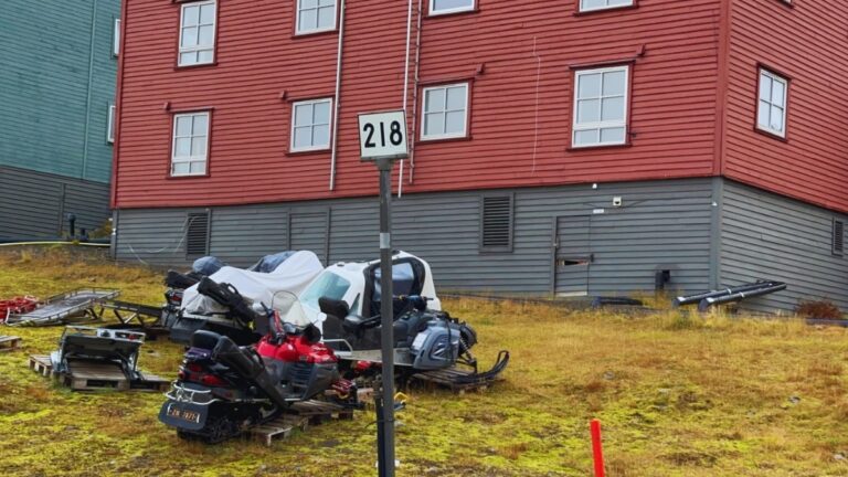 Streets in Longyearbyen are numbered, not named. Photo: David Nikel.