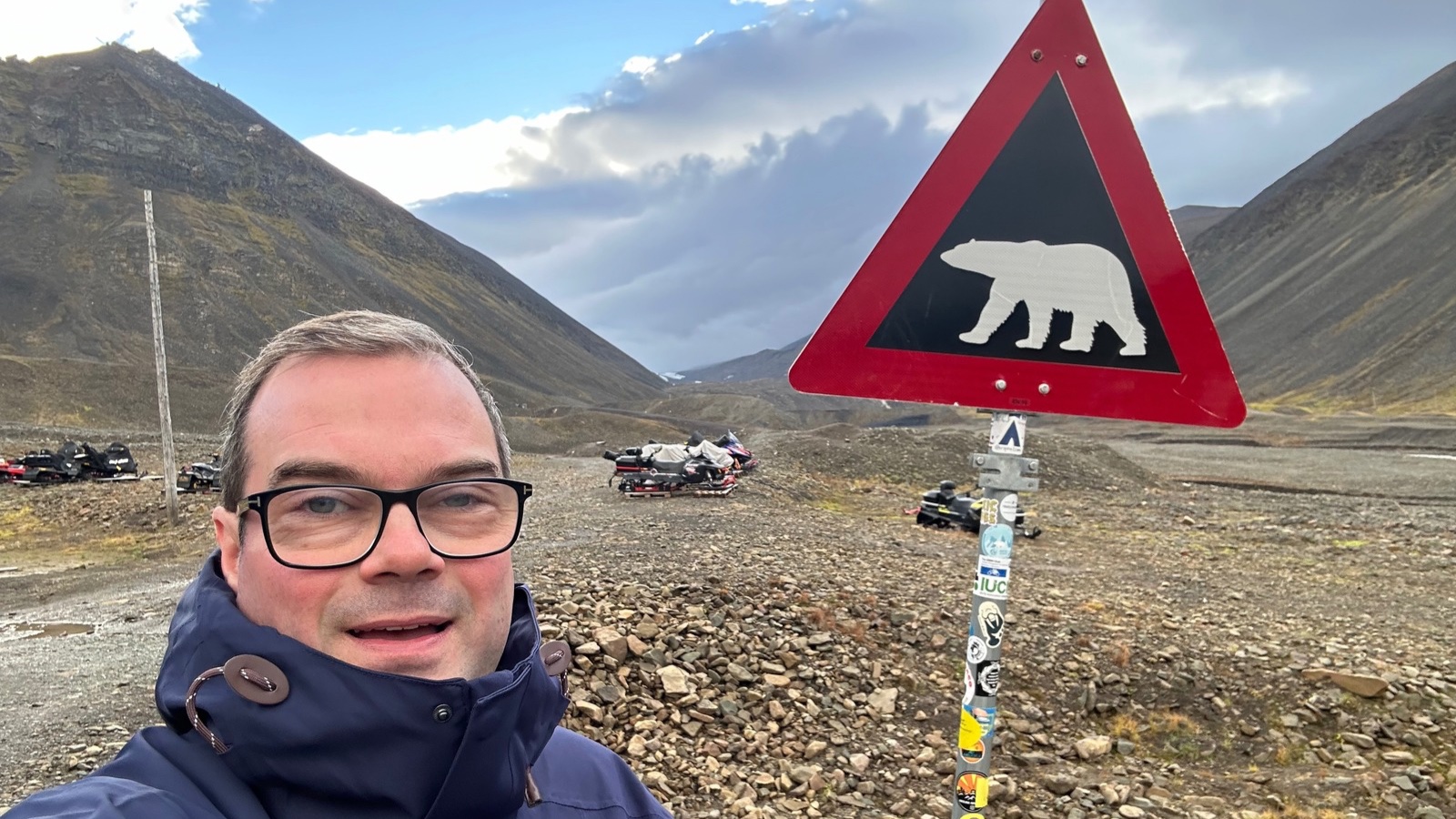 David with a polar bear warning sign in Longyearbyen on Svalbard. Photo: David Nikel.