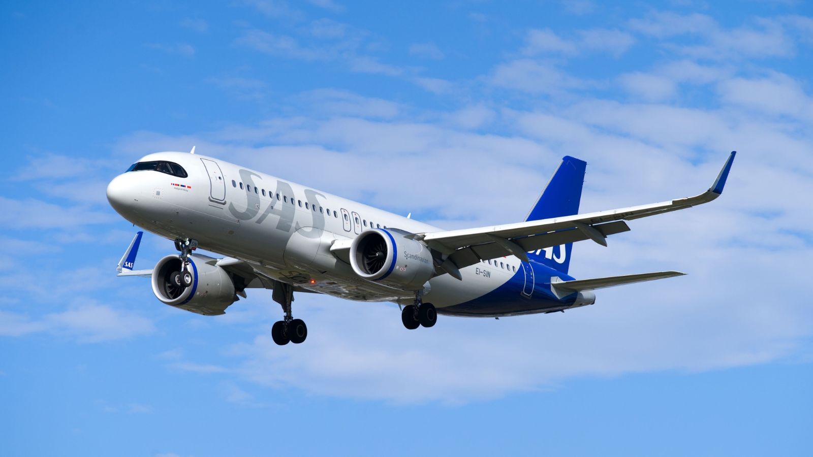 SAS airplane in sky. Photo: Travers Lewis / Shutterstock.com.