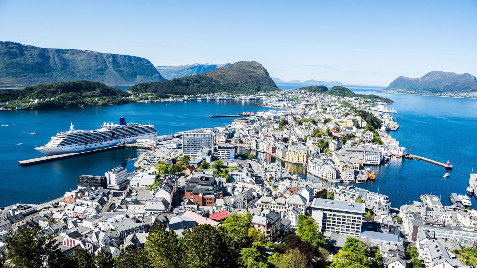 P&O Cruises' cruise ship 'Arcadia' docked in Ålesund, Norway.