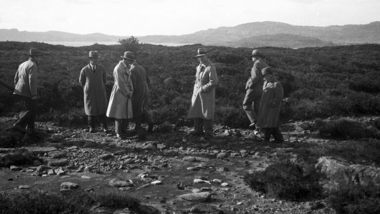 Men inspecting at the Flesland glassworks. Photo: City Engineer, Bergen kommune / Bergen Byarkiv.