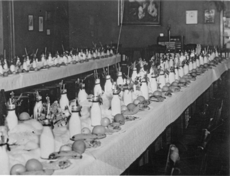 Christmas table at Fridalen School. Photo: Waldemar Jørgensen / Bergen Byarkiv.