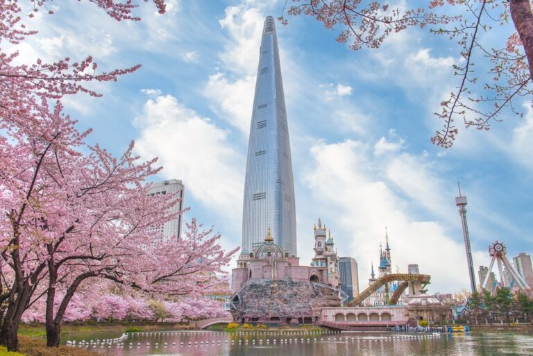 Lotte World Amusement Park and Seokchon Lake in Spring Cherry blossoms season in Seoul, South Korea.