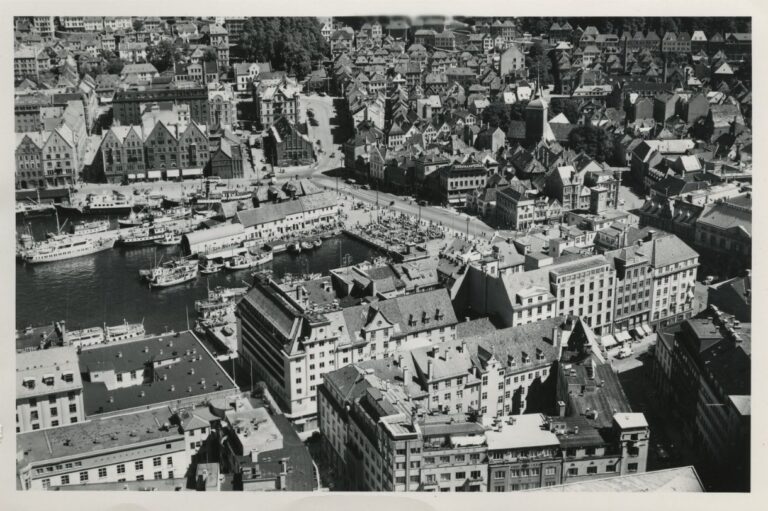 Strandgaten and Torget in Bergen in the 1950s. Photo: Widerøe / Bergen kommune.