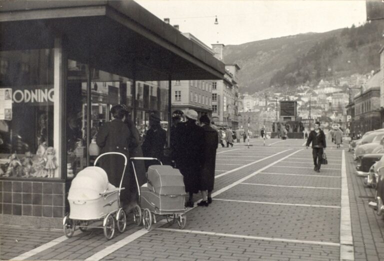 Mothers at a kiosk at Torgalmenningen, Bergen. Photo: Bergen Byarkiv.