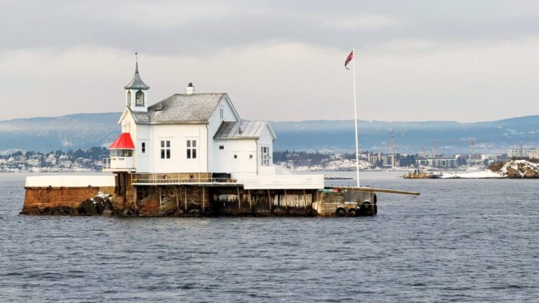 Dyna Lighthouse in the Inner Oslofjord. Photo: David Nikel.