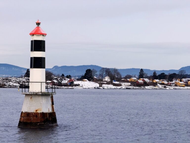 Guidance beacon in the Oslofjord. Photo: David Nikel.