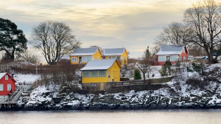 Colourful cabins on Nakkholmen island. Photo: David Nikel.