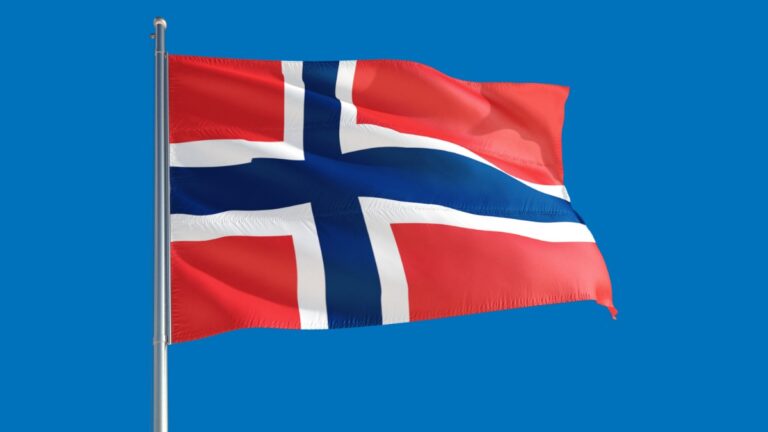 Flag of Norway on a flagpole.