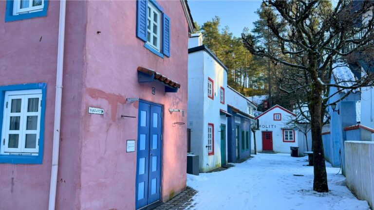 Street scene in Kardemomme by. Photo: David Nikel.