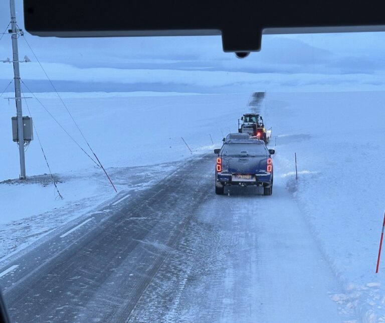 Bus driving to the North Cape in the winter. Photo: David Nikel.